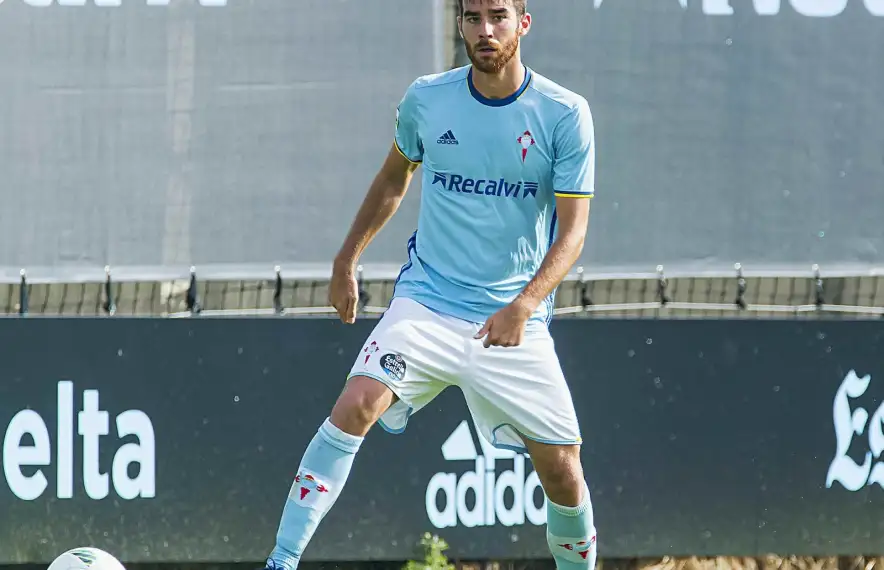 Roger Riera, amb la samarreta del Celta B.