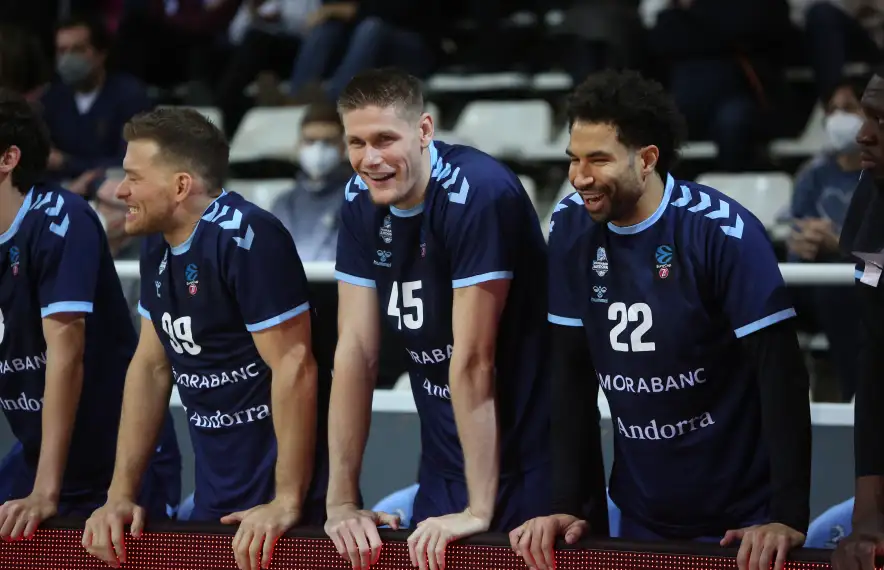 Gal Mekel serra les dents i Conor Morgan i ‘Drew’ Crawford somriuen a la banqueta en el partit contra el Turk Telekom Ankara.