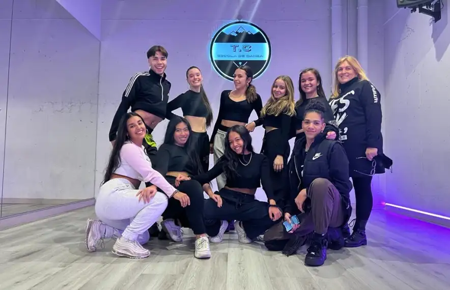Montse Ruiz, a dalt a la dreta, i Dioni Agilda, a baix ,també a la dreta, amb els ballarins que han participat a l’All Dance.