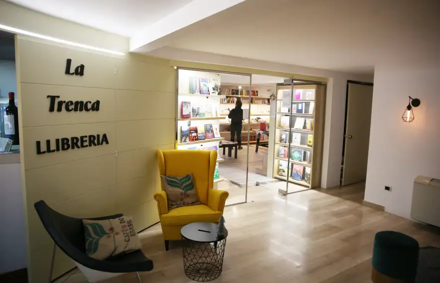 L’entrada a la Trenca es fa per l’altell del local de plaça Rebés que comparteix amb un restaurant i un gimnàs.