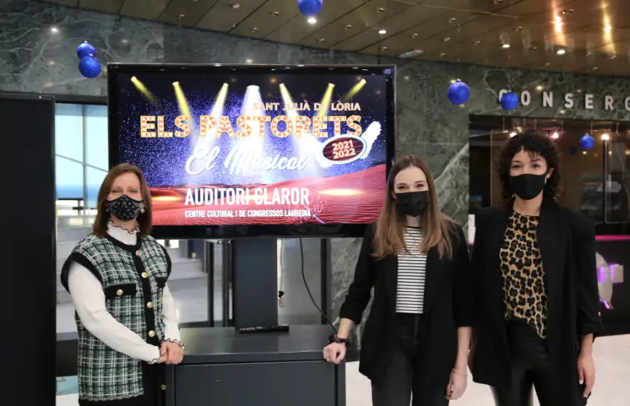 Codina, Pericas i Montes, amb el cartell de la 28a edició de ‘Els Pastorets’ lauredians.