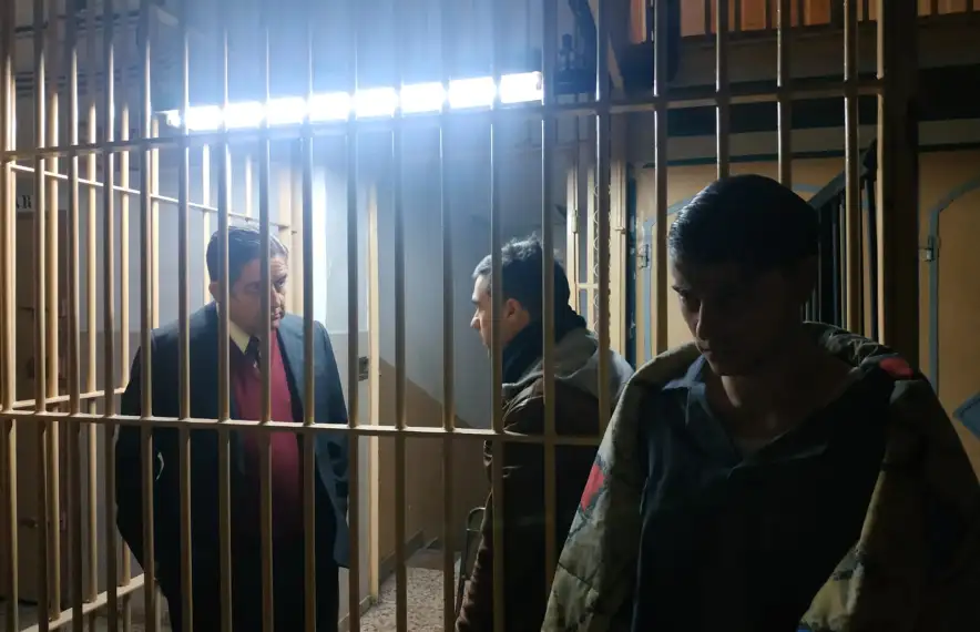 Pedro Casablanc, el botxí de ‘Verdugos’, rep instruccions del director, Santi Trullenque, mentre Víctor Rebull espera que l’executin.