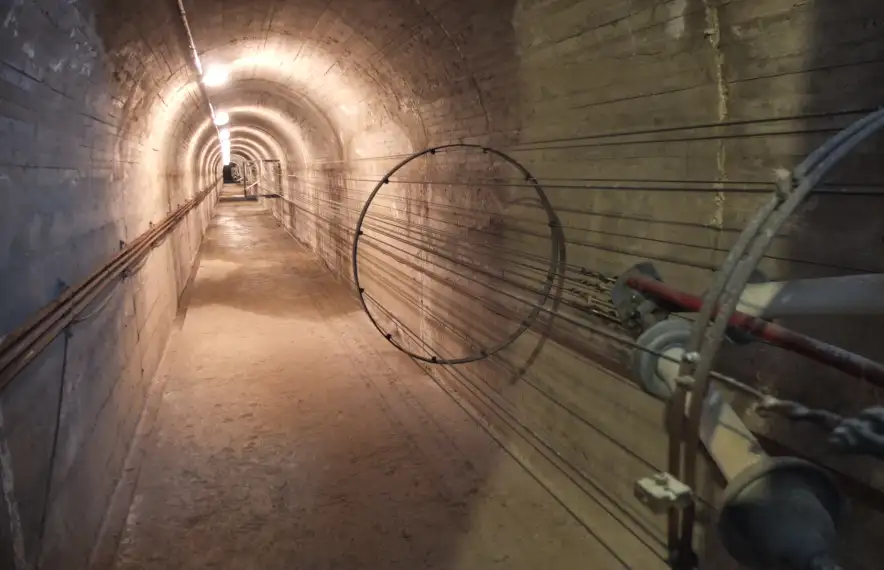 Espectacualr: el túnel per on circula el feeder, que duia la senyal des dels amissors fins a les antenes, fa 100 metres de llarg.