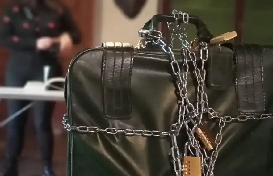 Les pistes condueixen a uns codis que permeten obrir els vuit cadenats de la maleta del tresor.