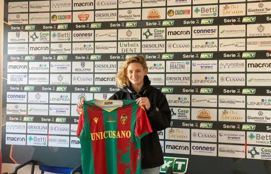 María Ruzafa, en el moment de la seva presentació oficial amb el seu nou equip, el Ternana Calcio.