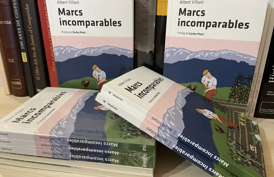 Pila d’exemplars de ‘Marcs incomparables’ acabats de sortir del forn a la llibreria la Trenca de la capital.