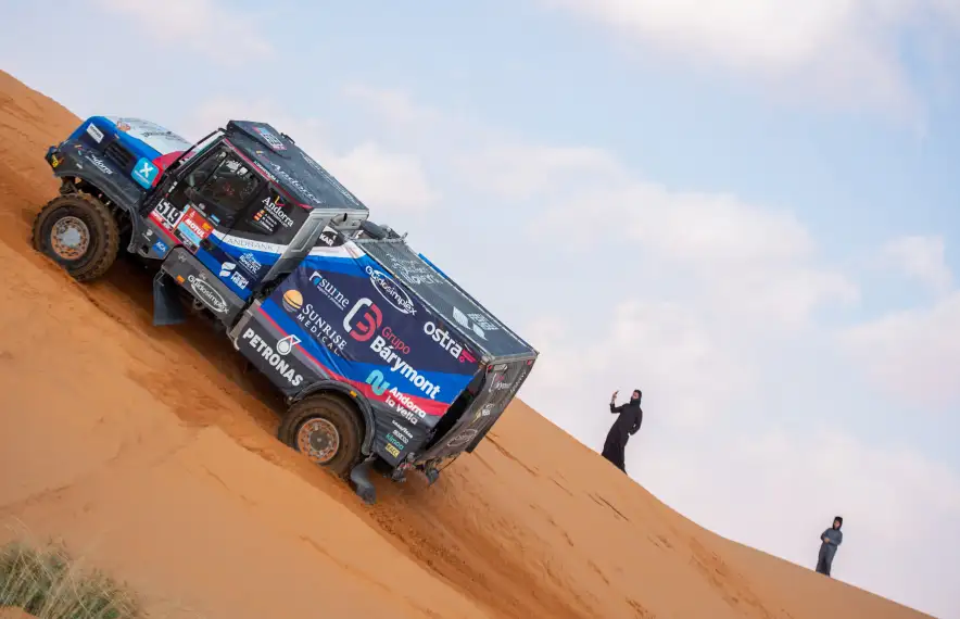 Albert Llovera, amb el seu Iveco de l’equip Fesh Fesh, a la tercera etapa del Dakar.