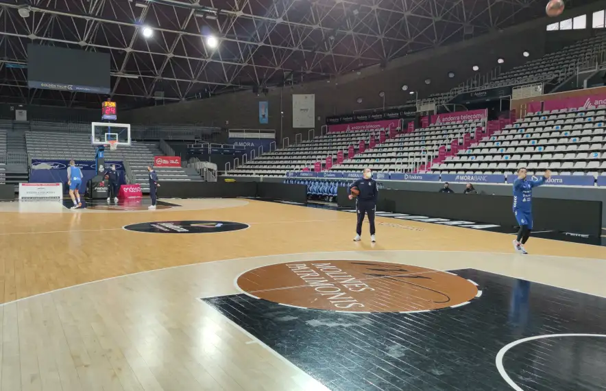 El MoraBanc, amb vuit positius per Covid, reprèn l’activitat amb ‘mínims’.