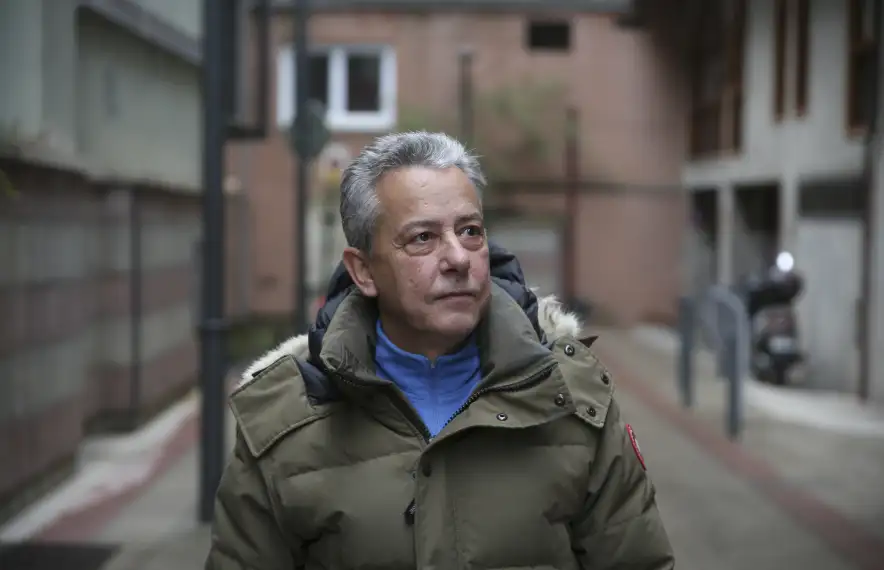 El bibliòfil Robert Basart, retratat ahir al centre històric de la capital, serà la cara visible del nou segell.