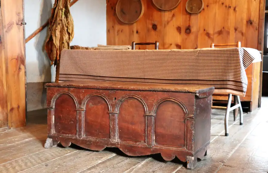 La caixa és de fusta i fa 115 centímetres de llarg per 47 d’alçada.