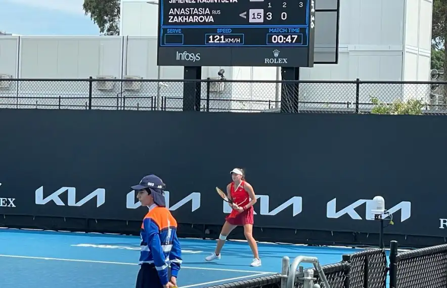 Vicky Jiménez es va estrenar, amb només 16 anys, a un Grand Slam en superar a la primera ronda prèvia de l’Open d’Austràlia la tennista russa Anastasia Zakharova.