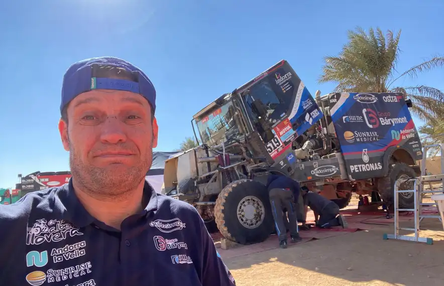 Albert Llovera, amb cara de circumstància, esperant la reparació del seu Iveco.