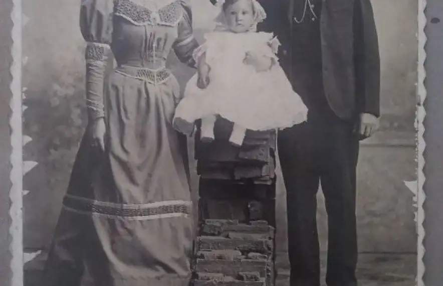 Maria Busquet, amb el seu espòs, Vicente Paulet, i el seu fill, Àngel.