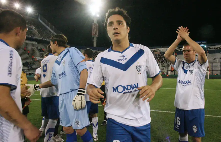 Federico Freire, amb el Vélez Sarsfield, i al seu costat el porter Germán Montoya i Leonardo Piris.