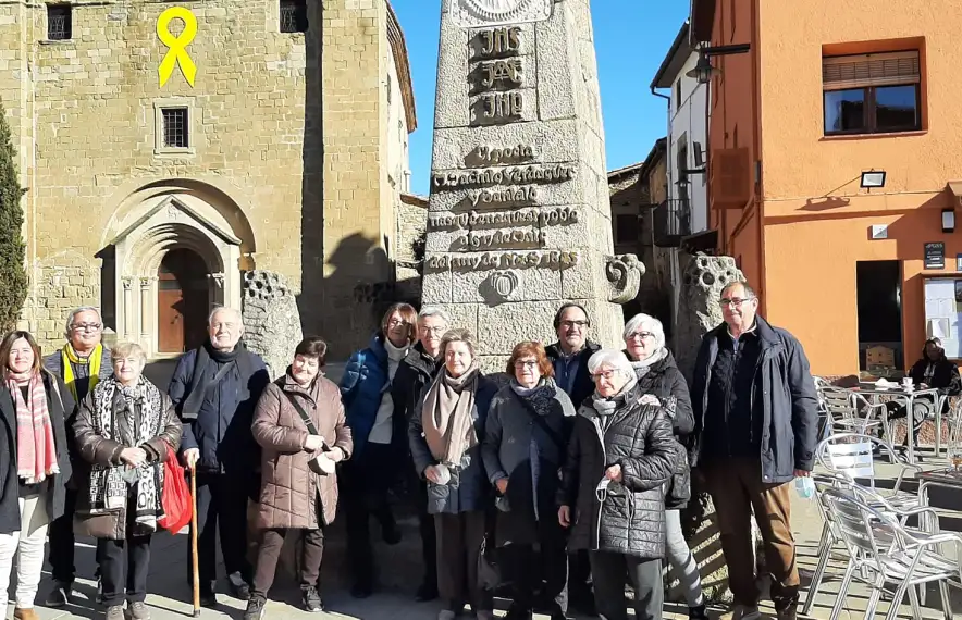 Imatge de família dels participants en la inauguració del monòlit a Folgueroles.
