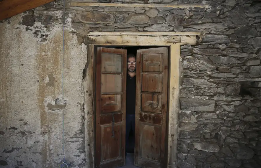 L'escriptor Iñaki Rubio, a cal Gastó de la Costa, a Ransol.