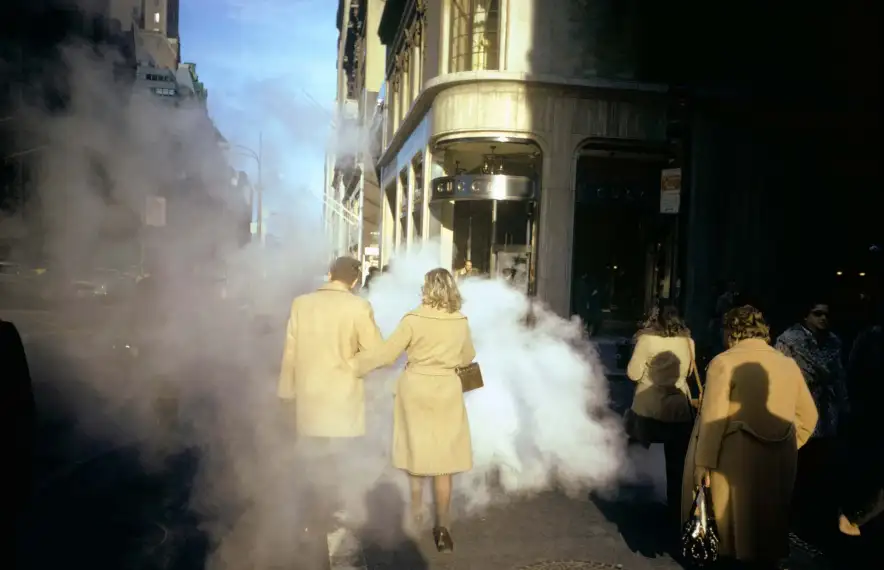 ‘Camel Coats’ (1975) encarna l’instant decisiu que Meyerowitz buscava en la fotografia de carrer: l’harmonia de l’atzar.