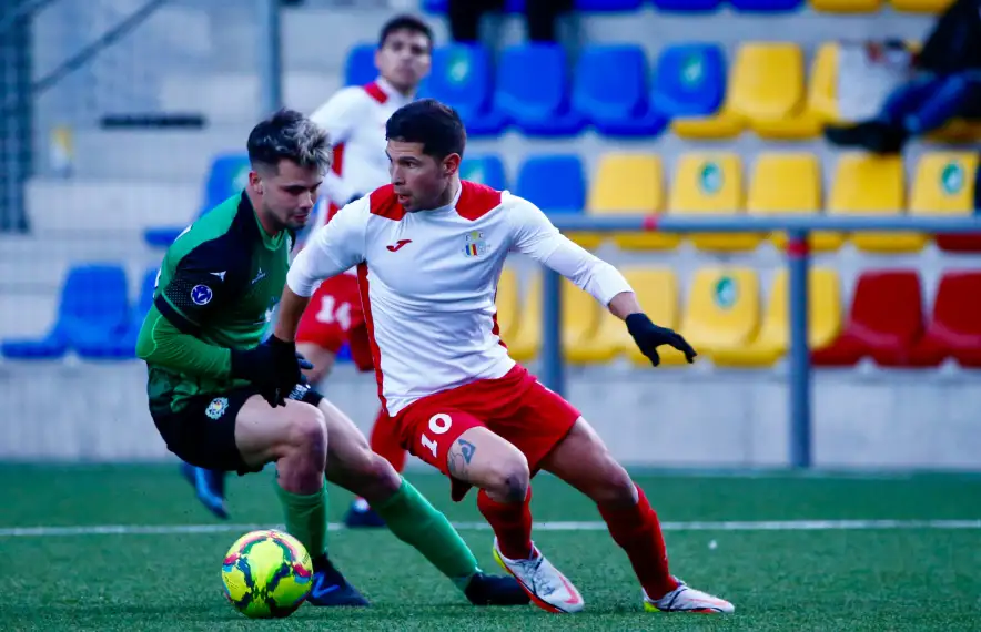 Xavi Puerto, defensat per Rizzo.