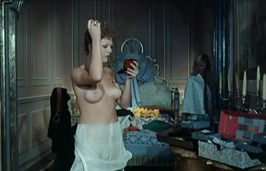 L’actriu Sílvia Solar es retoca el cabell amb molta naturalitat en una escena de ‘La perversa caricia de Satán’.