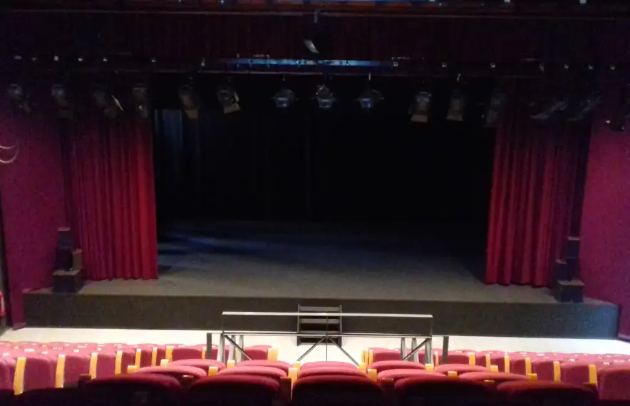 Platea i escenari del Comunal, després de la reforma del 2018.