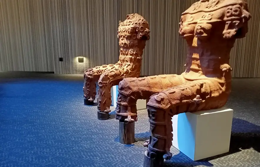 ‘Home’ i ‘Dona’ (ferro colat, 1993), a la segona planta de l’hotel Plaza de la capital.