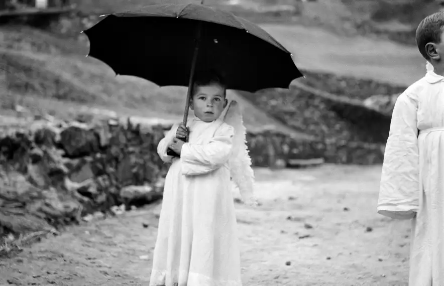 El ‘Nen del paraigua’, que no és altre que l’escaldenc Antoni Sánchez, a la primera edició del ‘Pessebre Vivent’, el 1954. Va ser portada de la ‘Revista de actualidades’.