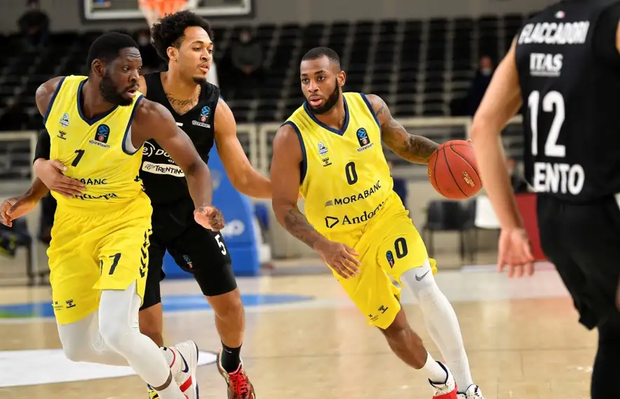 Codi Miller-McIntyre, que va anotar 9 punts i va capturar 8 rebots i va repartir 4 assistències, marxa de ‘Cam’ Reynolds.