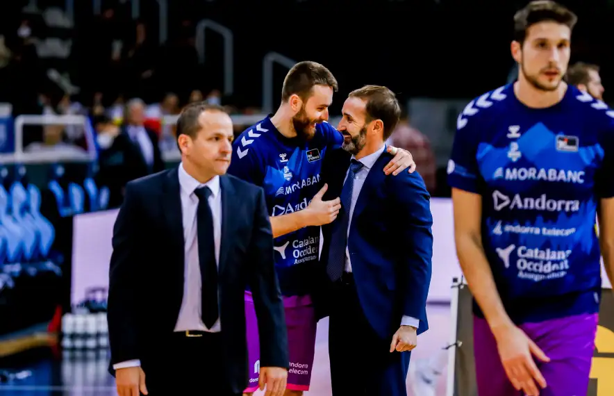 David Jelínek, xerrant amb Sito Alonso de l’UCAM Múrcia, està a punt ja de tornar.