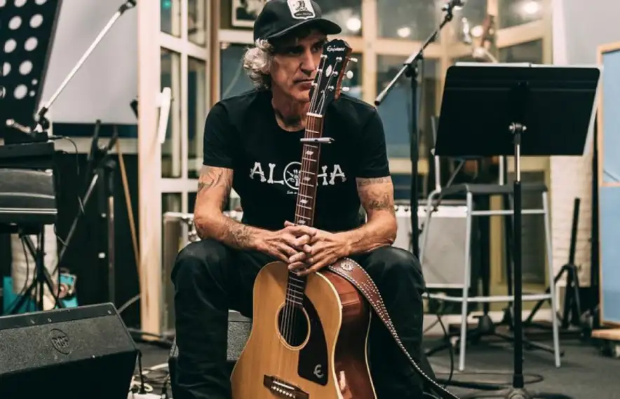 Mikel Erentxun cmpareixerà el 10 de juny amb ‘Amigos de guardia’.