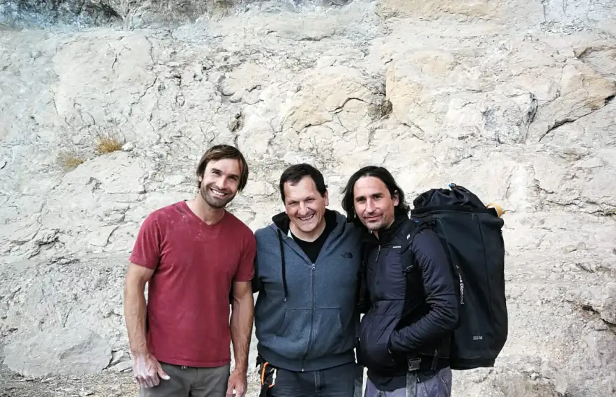 Chris Sharma (esquerra) i el càmera Ricardo Giancola, amb el peramolí Toni Mas Buchaca al centre.