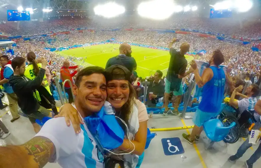 Tomislav Lolich i la seva dona, Mariana Nárvaez, al Mundial de futbol del 2018 a Moscou mirant la selecció d’Argentina.