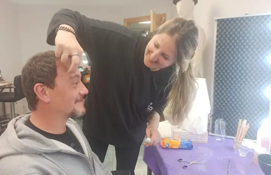 Roger Casamajor al camerino, a les mans de la maquilladora Inés del Busto per a les primeres proves de càmera.