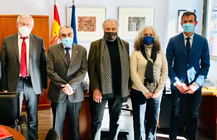 L’ambaixador Ros, el segon per l’esquerra, entre el director del Cervantes de Tolosa, Juan Pedro de Basterrechea, i José Luis Muñoz.