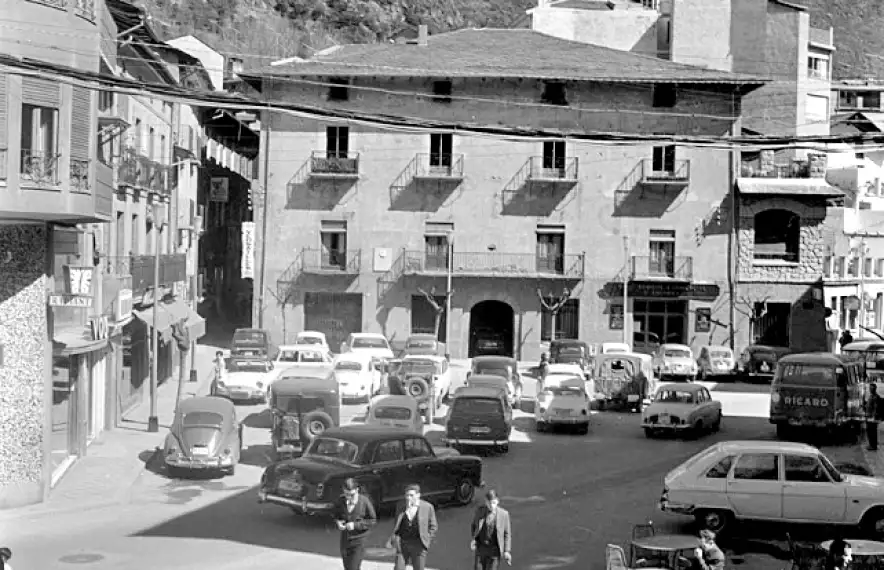 Muller va retratar perspectives reglamentàries de Casa de la Vall i la plaça Benlloch.