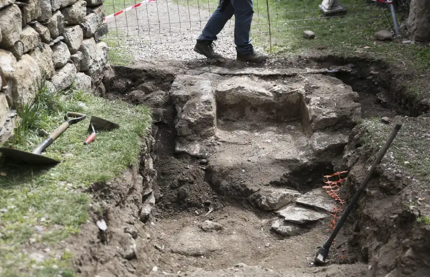La rasa on s’han detectat les estructures i les restes d’inhumacions, oberta arran de les obres d’arranjament del camí posterior.