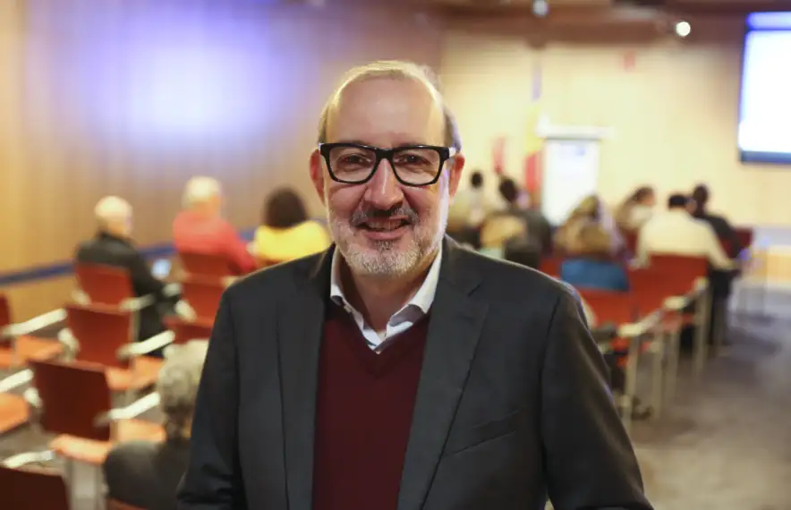 Bassas va desfilar ahir per l’auditori de MoraBanc per clausurar les Activitats d’Humanitats.