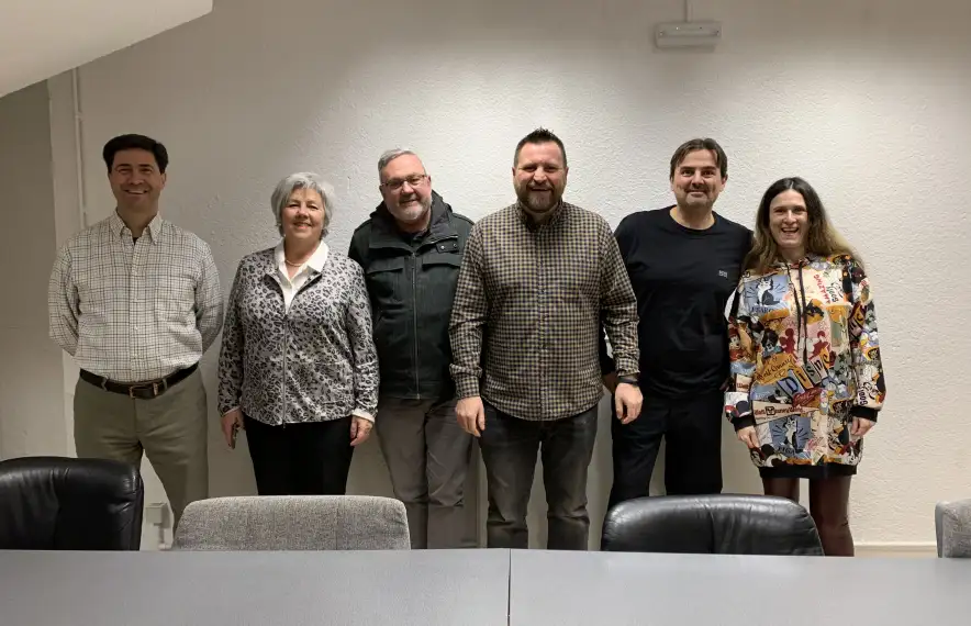 Lizarte i Bascompte, president i vicepresident de Velles Cases, amb la junta de l’entitat que en regirà els destins a partir d’avui.