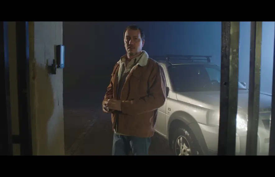 Roger Casamajor és un pare desesperat que ha perdut la filla i que s’endinsa en un inquietant edifici per recuperar-la.