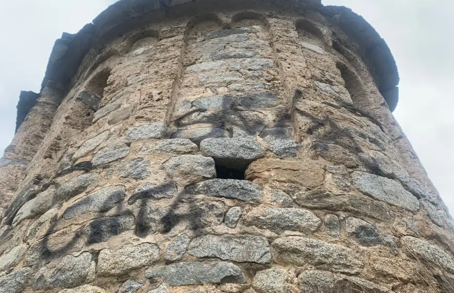 Les dues pintades van aparèixer dilluns a la tarda a l’absis de Sant Romà: la més gran fa 120 per 60 centímetres; l’altra, 80 per 40.