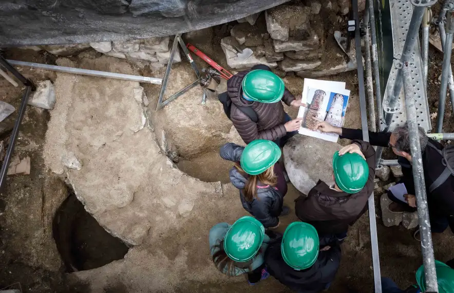 El cap de Govern, la ministra de Cultura i els cònsols de la capital, a l’interior del campanar, observen el model virtual de l’estructura.