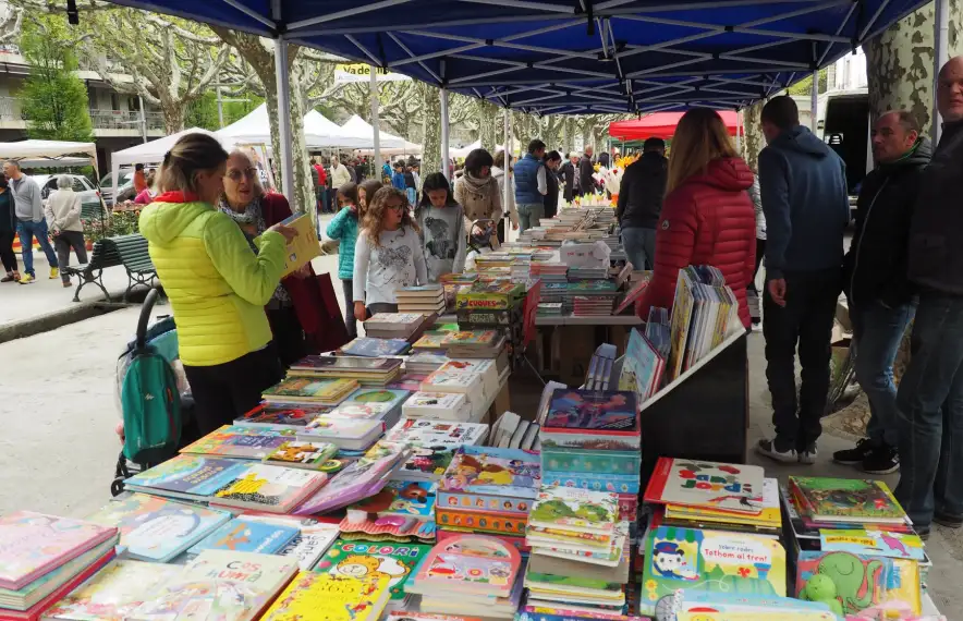 Imatge d’arxiu d’un Sant Jordi prepandèmic al passeig Joan Brudieu de la Seu: l’expectativa del sector és tornar-la a viure.