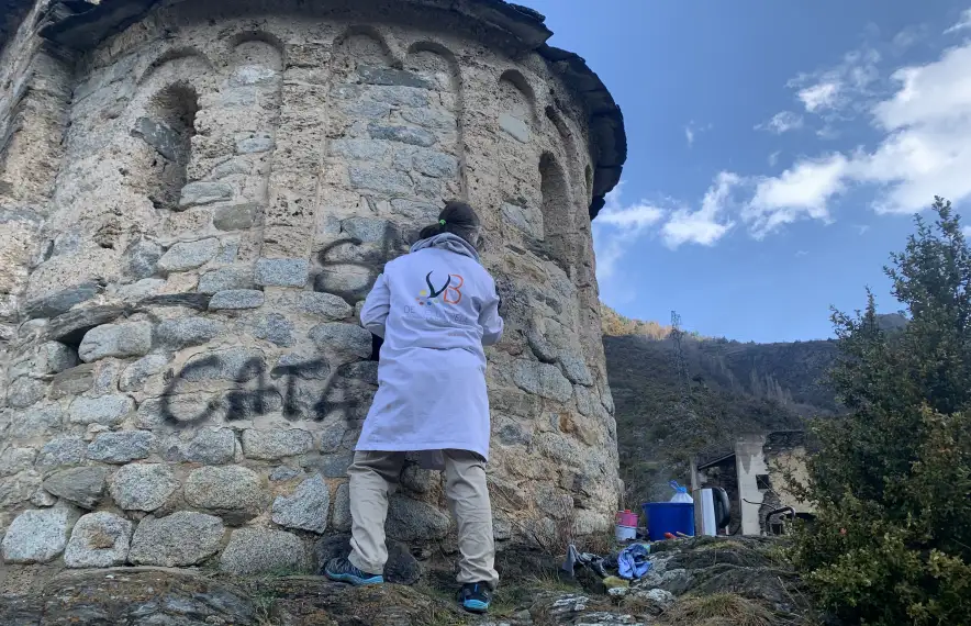 La restauradora Íngrid Forell netejant les pintades de l’absis de Sant Romà, ahir a la tarda.