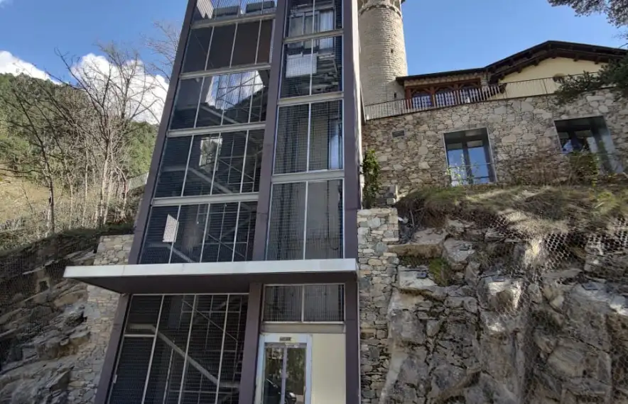 Perspectiva de l’estructura, amb les escales i l’ascensor, des de l’antiga carretera geenral. A dalt, mig oculta, Radio Andorra.