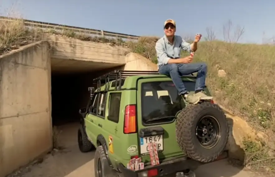 Imatge del vídeo amb la cançó ‘Lo contrabandista’: buscant-se les garrofes amunt i avall per la C-14.