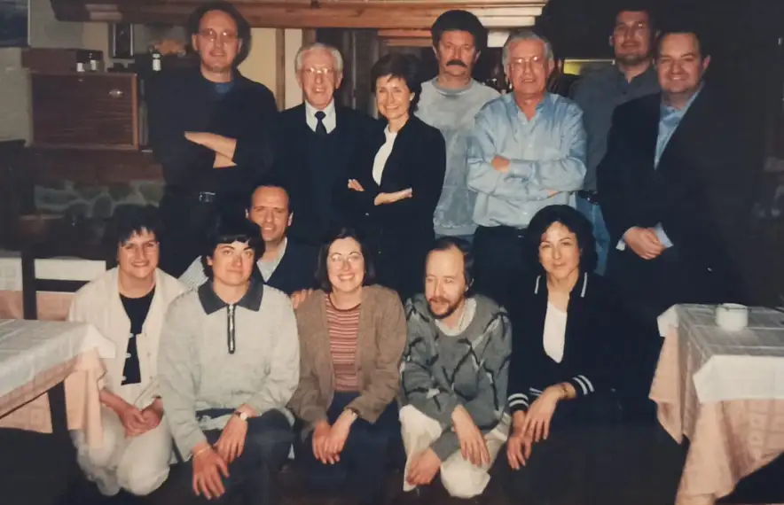 Una foto històrica: la junta de la SAC el 2002, presidida per Josep Vilanova (amb bigoti). A dalt, Antoni Pol, Marcel Baiche, Imma Mañà, Vilanova, Miquel Sistach, Jaume Tilló, Daniel Bastida. Ajupits, Mercè Betriu, Conxita Naudi, Pere Postius, jÀngels Mach, Pere Cavero i Elena Martínez Castro.