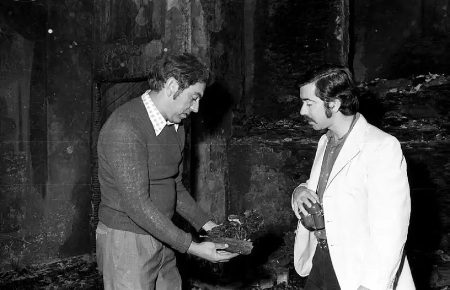 Pere Canturri observa uns carbons, potser de la Verge del Remei, al cambril de Meritxell: els de la patrona no van aparèixer.