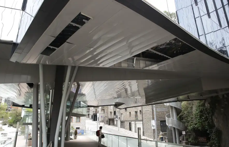 La planta de l’edifici presenta aquest inquietant parell de forats, i a l’entorn hi abunden les rajoles trencades i desencaixades, la brutícia i el rovell.