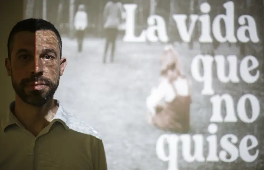 La novel·la relata la història de superació d’una nena maltractada pels seus pares.