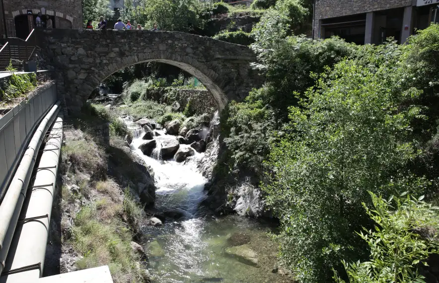 Rosa Gili ha visitat aquest matí el pont de la Tosca amb l’arquitecte Pierre Cadot i l’enginyer René Stinville, responsables de la intervenció.