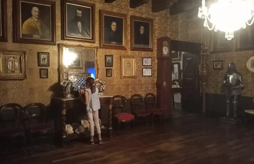 El saló principal de cal Plandolit, amb la galeria de retrats familiars presidida pel de Don Guillem, al centre.